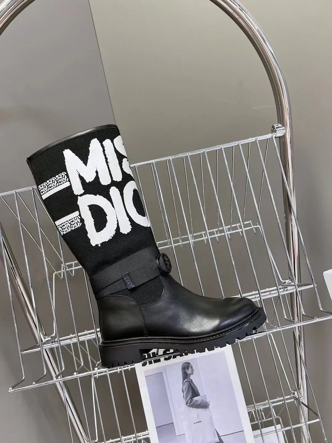 👟👟Ex-factory price 560👟👟 Dior color-blocking new boots for autumn and winter, the latest electric embroidery color-blocking letter logo for autumn and winter, round-toe high-top knight boots for women, Material: first-layer cowhide stitched with electric embroidery fabric, sheepskin lining for feet, original molded TPU outsole Size: 35-40 yards